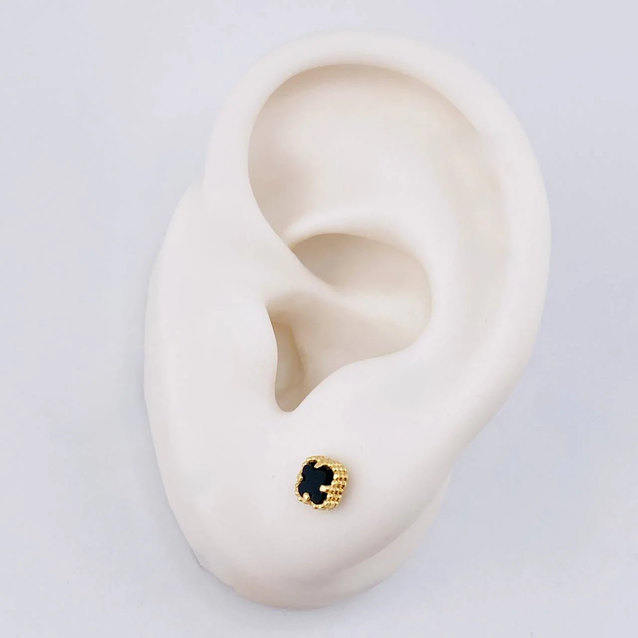 Topos Trebol Onix Negro 1.15 g / 5.05 mm Oro Amarillo 18K - Image 4
