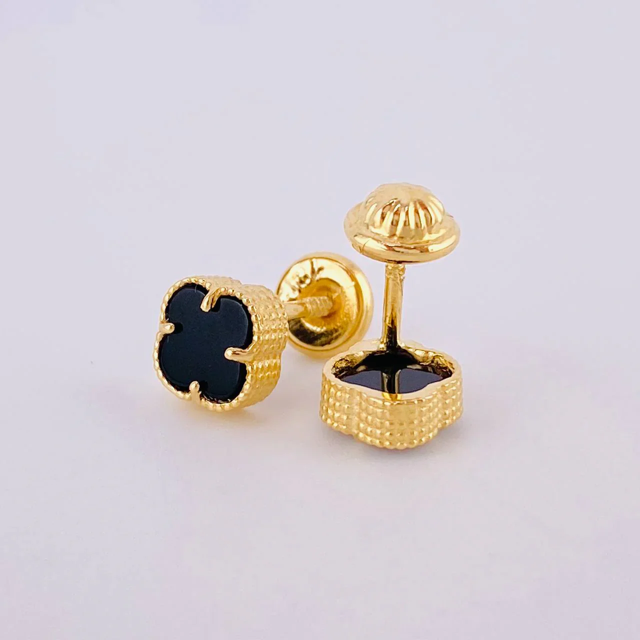 Topos Trébol Ónix Negro 1.3 g / 6.3 mm Oro Amarillo 18K - Image 3