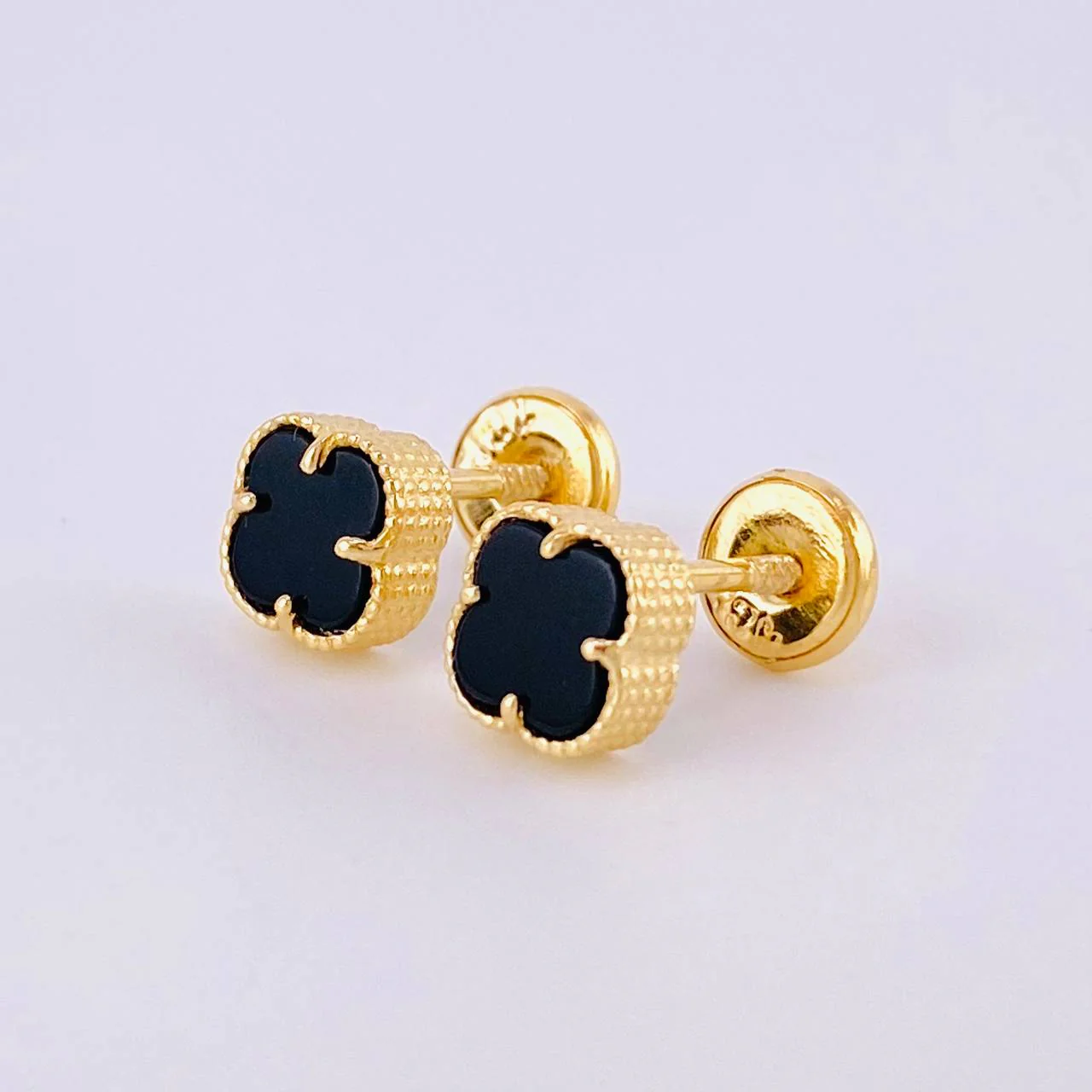 Topos Trebol Onix Negro 1.35 g / 6.2 mm Oro Amarillo 18K - Image 2