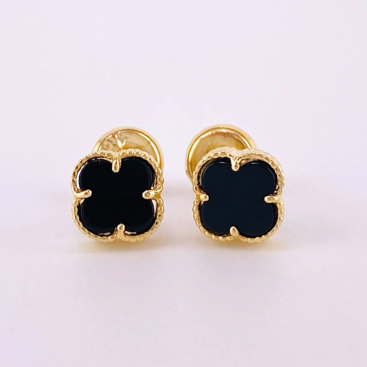 Topos Trebol Onix Negro 1.35 g / 6.3 mm Oro Amarillo 18K