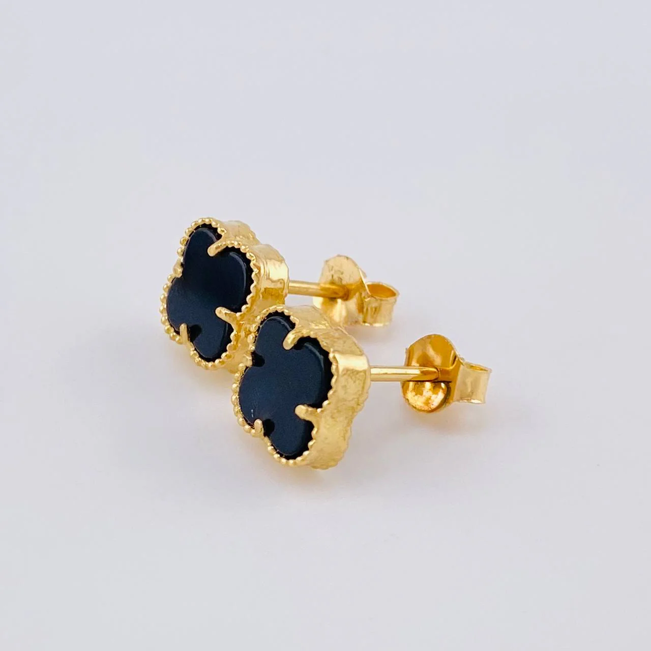 Topos Trebol Onix Negro 2.35 g / 8.4 mm Oro Amarillo 18K - Image 3