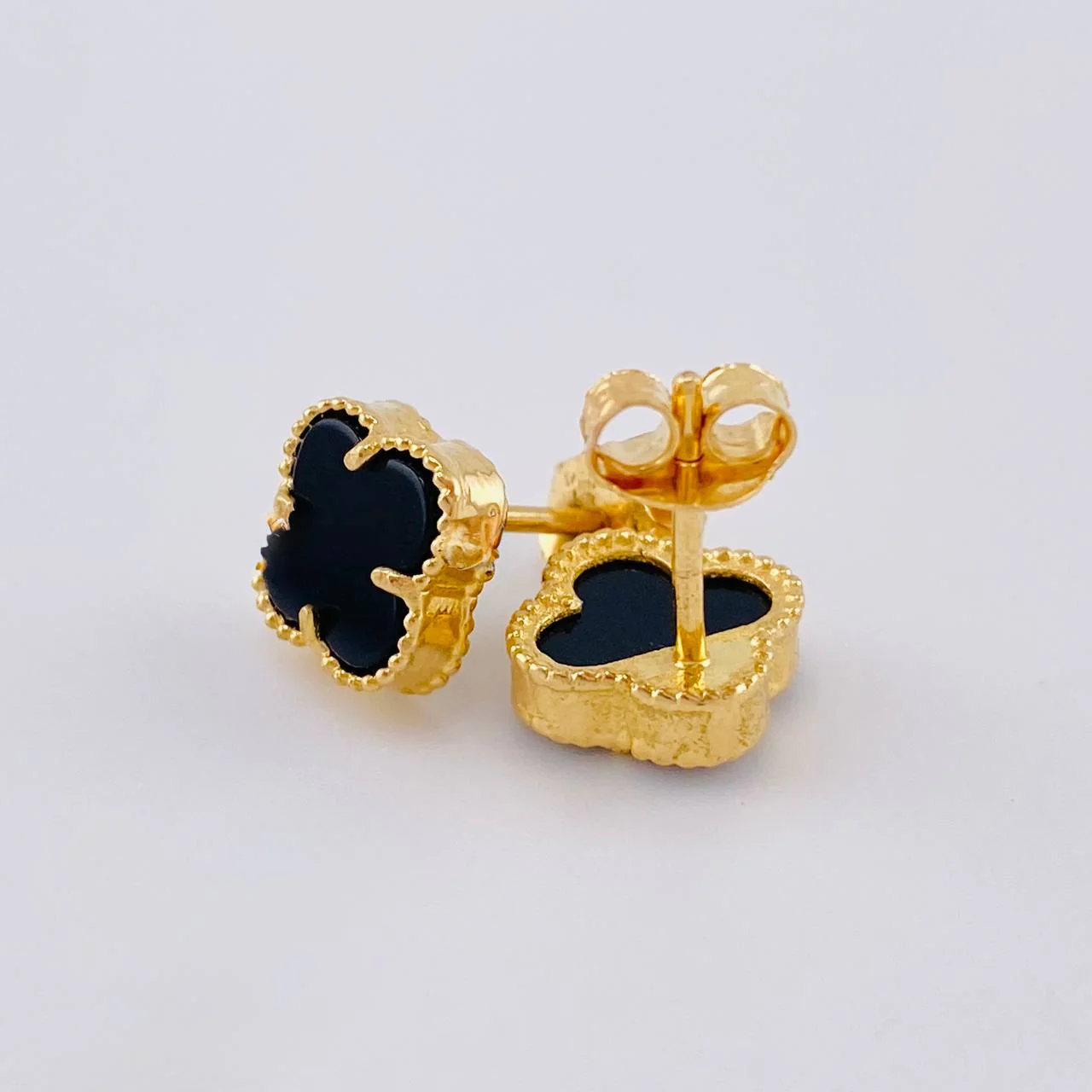Topos Trebol Onix Negro 2.2 g / 8.45 mm Oro Amarillo 18K - Image 4